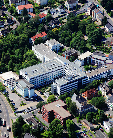 Luftaufnahme des gesamten Geländes des EVK Mettmann und der Umgebung um das Krankenhaus herum.