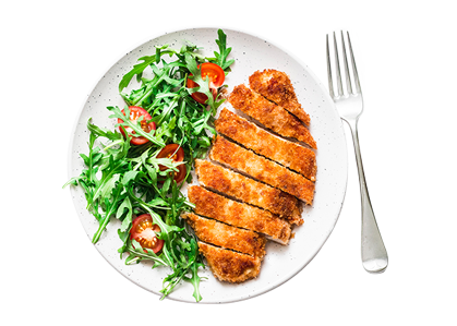 Blick von oben: Paniertes Schnitzel mit Rucola und Tomaten auf einem Teller angerichtet – daneben liegt rechts eine Gabel.